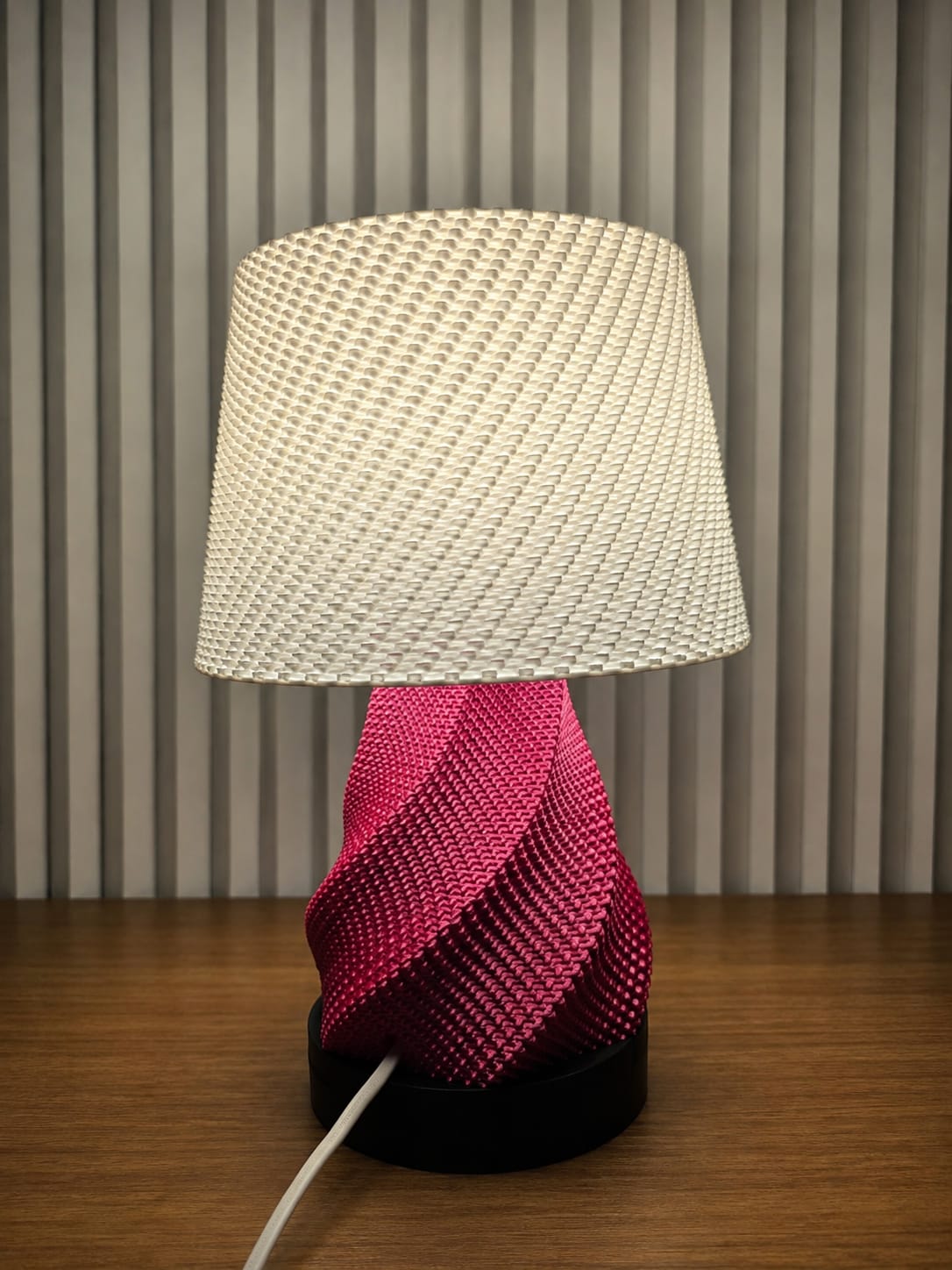 Abajur Aurora Trama Rosa Pink com cúpula clara texturizada