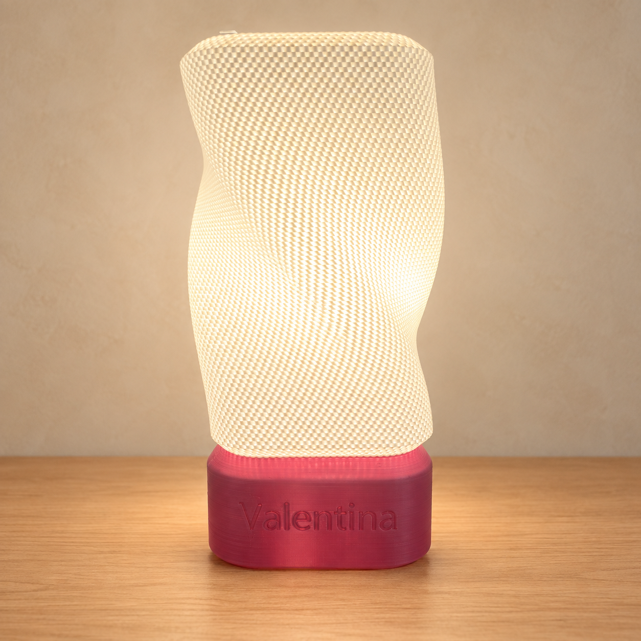 Abajur Lúmina Twist aceso com cúpula branca e base rosa personalizada