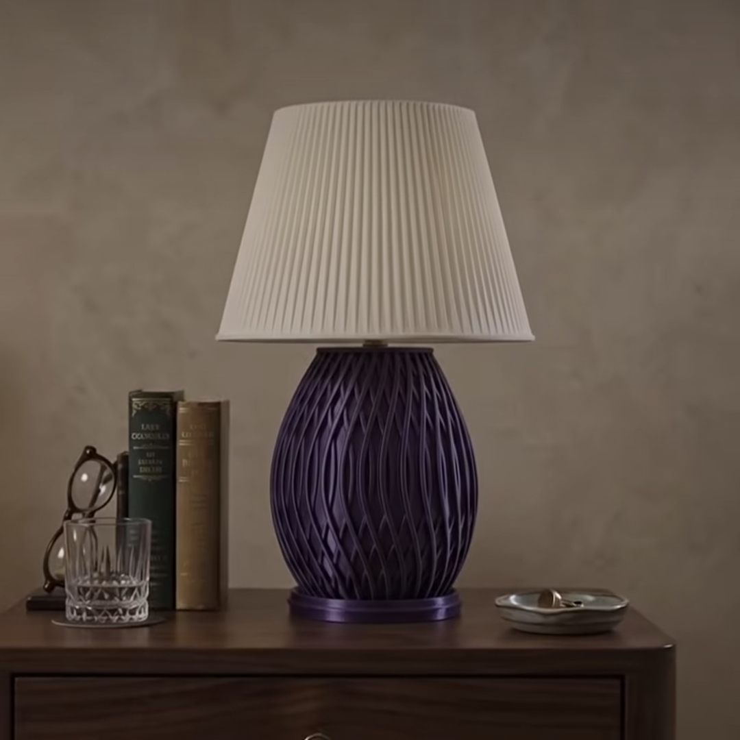 Abajur Luxury 2.0 com base violeta e cúpula branca canelada