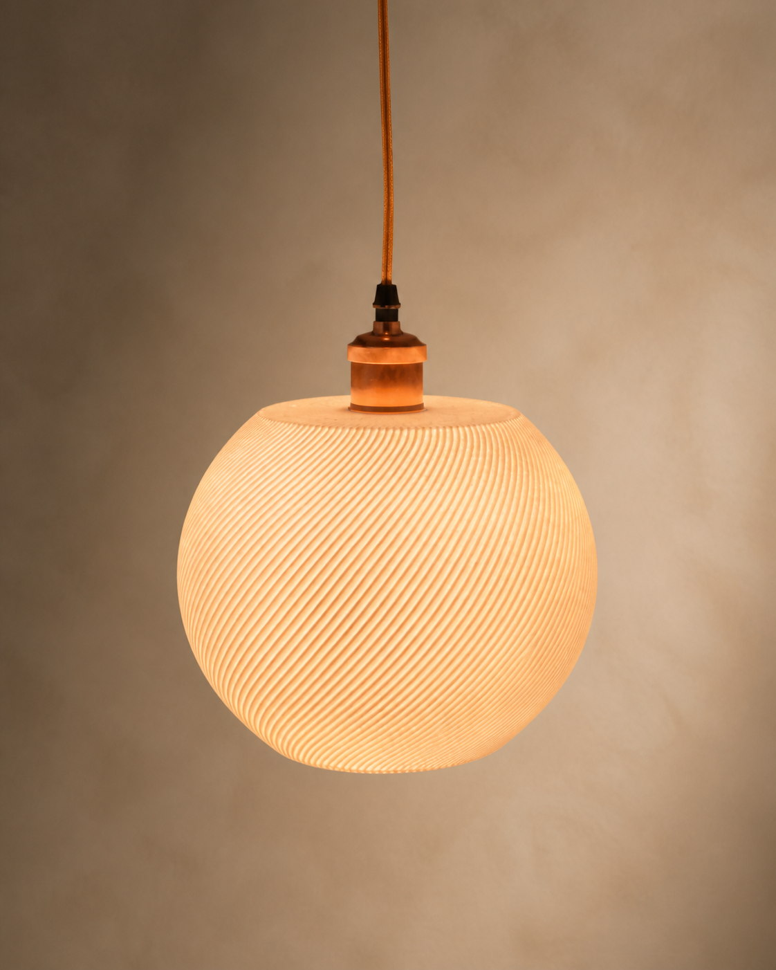 Luminária pendente Orbe acesa