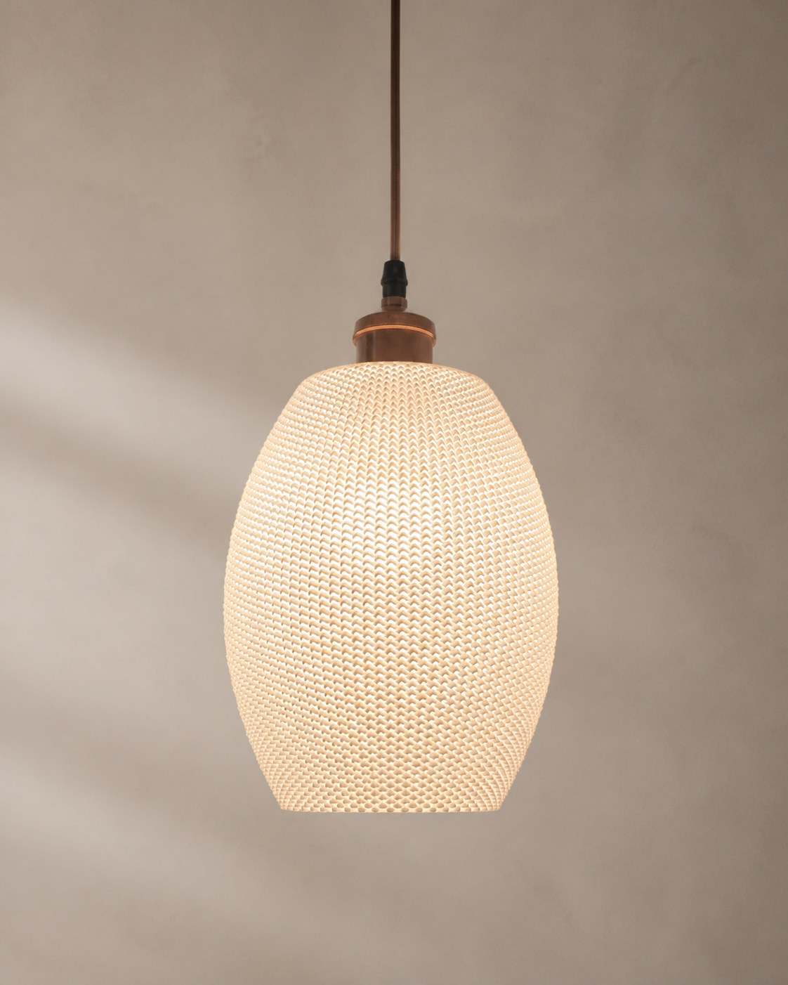 Luminária pendente Oval acesa em fundo escuro