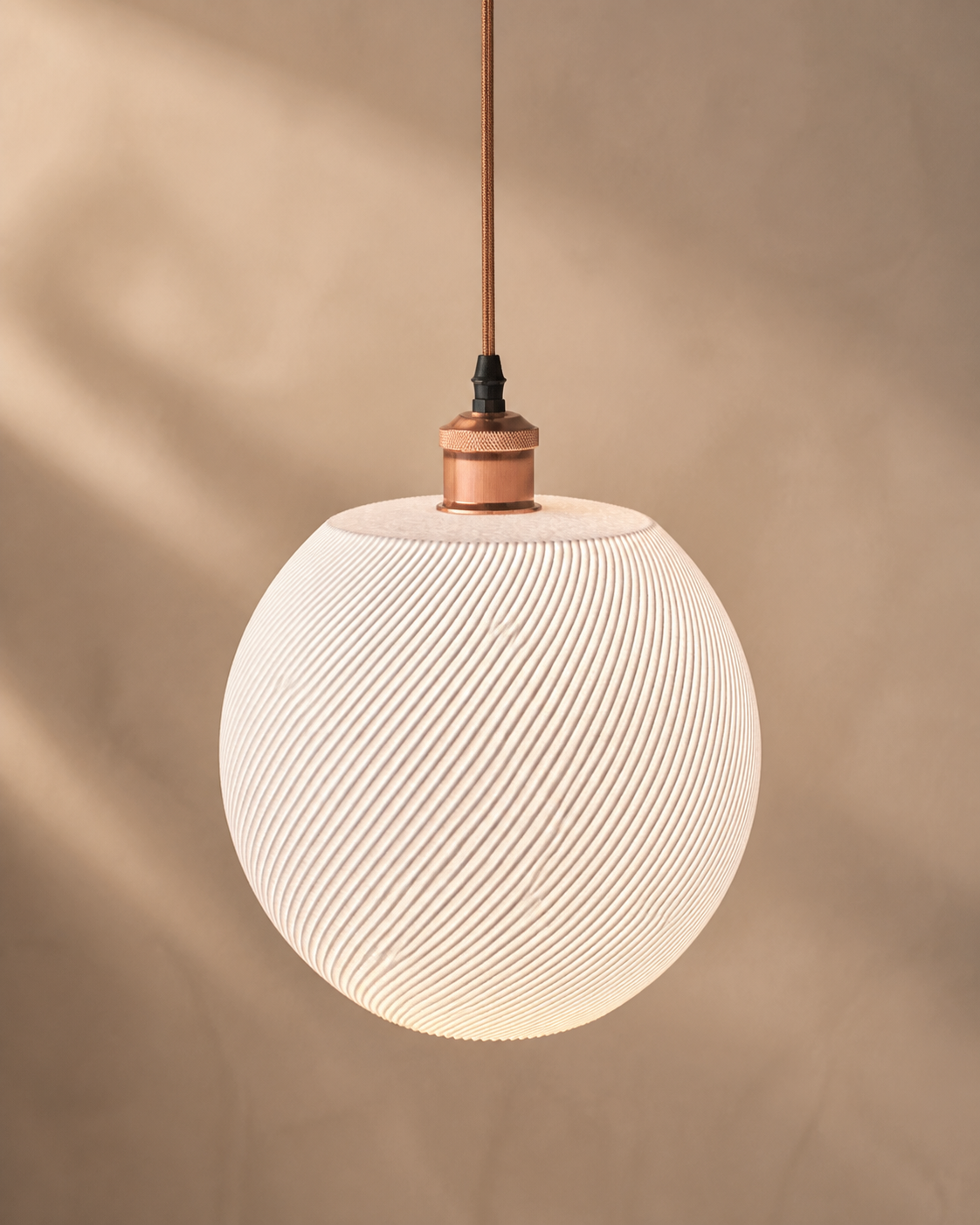 Luminária pendente Sfera branca acesa